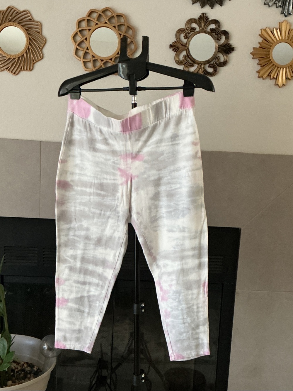 Torrid women’s Pink and White Tie-Dye cropped Legging